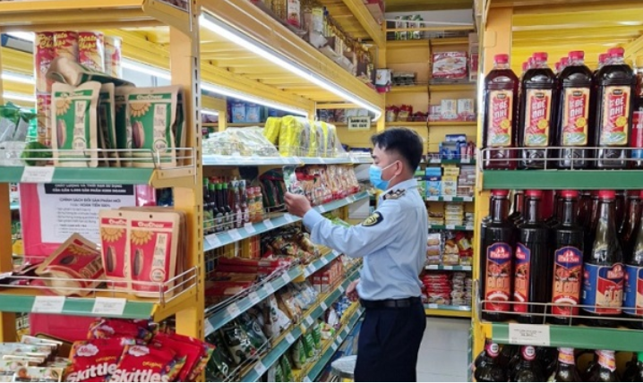 Lực lượng QLTT tỉnh Ninh Thuận kiểm tra đột xuất cửa hàng Bách hoá Xanh tại địa phương (Ảnh: Cục Quản lý thị trường tỉnh Ninh Thuận)