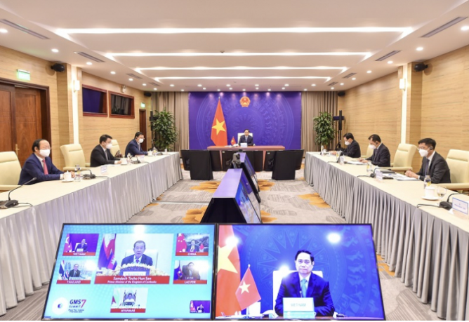 Thủ tướng Phạm Minh Chính và các thành viên đoàn Việt Nam tham dự Hội nghị Thượng đỉnh Hợp tác tiểu vùng Mekong mở rộng lần thứ 7 tại điểm cầu Hà Nội. 