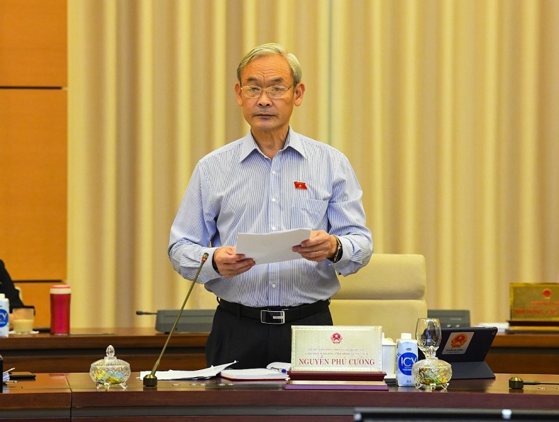 Chủ nhiệm Ủy ban Ủy ban Tài chính, Ngân sách Nguyễn Phú Cường trình bày báo cáo thẩm tra