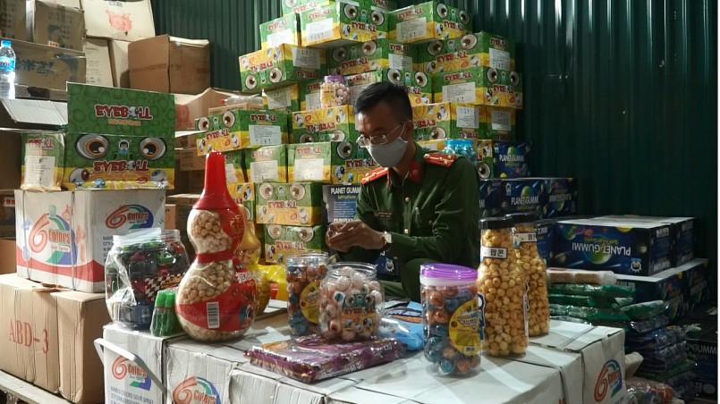 Thu giữ 1000 thùng bánh kẹo “3 không” chuẩn bị tuồn ra thị trường