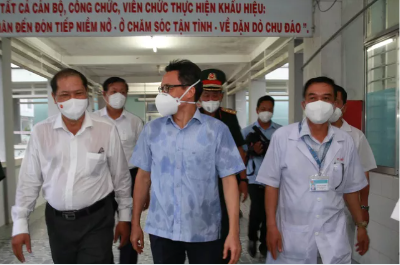 Phó Thủ tướng Vũ Đức Đam kiểm tra phân khu điều trị bệnh nhân COVID-19 tại Trung tâm y tế huyện Càng Long. Ảnh: VGP/Đình Nam