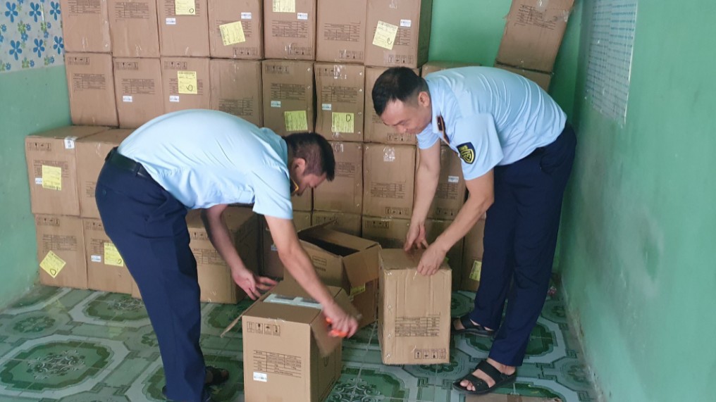 Hơn 3.000 thiết bị đo nồng độ oxy và nhịp tim vừa bị bắt tại Hưng Yên