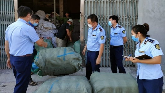 Phát hiện và tạm giữ trên 800kg hàng dệt may đã qua sử dụng