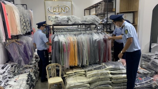 Tạm giữ gần 200 bộ quần áo có dấu hiệu giả mạo nhãn hiệu tại Bắc Ninh