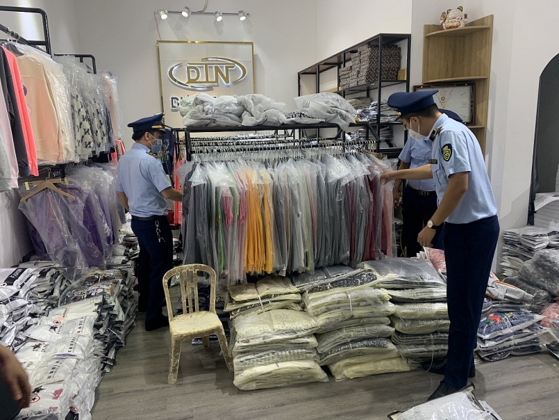Tạm giữ gần 200 bộ quần áo có dấu hiệu giả mạo nhãn hiệu tại Bắc Ninh