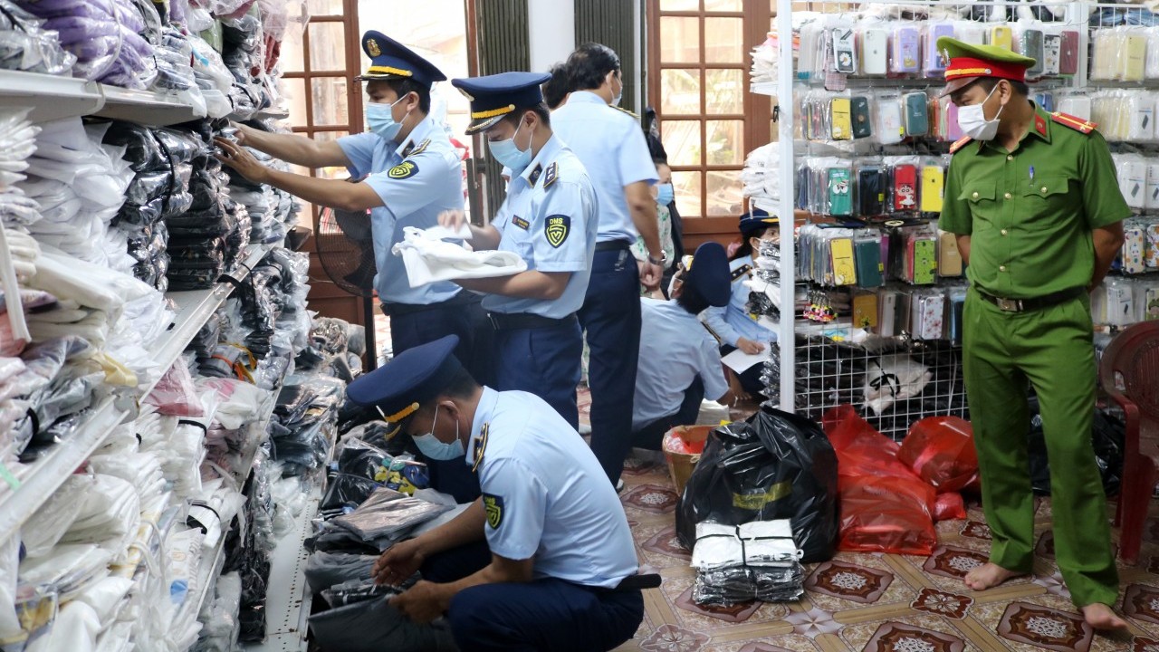Bản tin hàng giả hàng nhái: Thu giữ hàng nghìn sản phẩm quần áo, ốp điện thoại vi phạm
