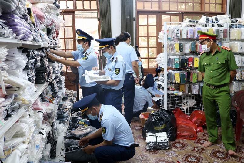 Lực lượng QLTT Quảng Bình kiểm tra tại Hộ kinh doanh Nguyễn Thị Hoài