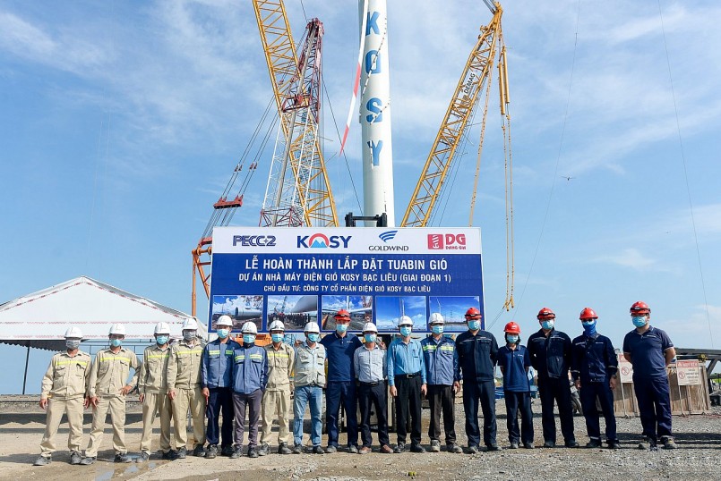 Đại diện chủ đầu tư dự án và các nhà thầu trong lễ hoàn thành lắp đặt turbine gió nhà máy Điện gió Kosy Bạc Liêu.