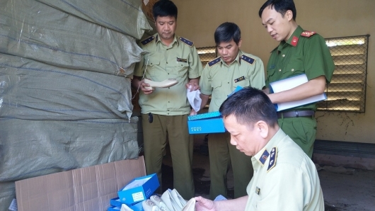 Lào Cai: Tạm giữ gần 1.200 đôi giày nữ nhập lậu
