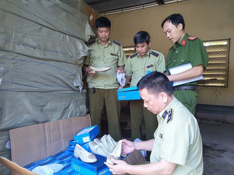 Lực lượng chức năng kiểm tra hàng vi phạm. Ảnh Cục QLTT Lào Cai
