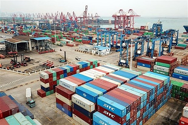 Container hàng hóa được xếp tại cảng ở Liên Vân Cảng, tỉnh Giang Tô, Trung Quốc. (Ảnh: AFP/TTXVN)