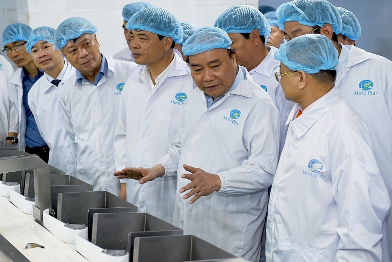 Thủ tướng Nguyễn Xuân Phúc thăm một nhà máy chế biến thủy sản. - Ảnh: VGP/Quang Hiếu