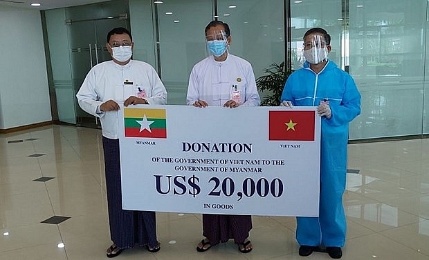 Đại sứ Việt Nam tại Myanmar Lý Quốc Tuấn trao hàng vật tư y tế của Chính phủ Việt Nam hỗ trợ Myanmar. (Nguồn: ĐSQ Việt Nam tại Myanmar)