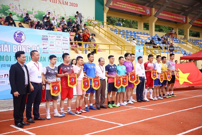Ban tổ chức trao cờ lưu niệm cho 12 đội bóng tham dự Giải đấu.