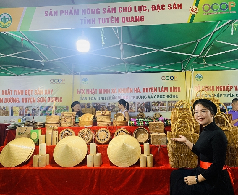 Chị Trịnh Thị Thảo, Giám đốc Hợp tác xã mây tre đan Nhật Minh giới thiệu sản phẩm mây tre đan tại sự kiện giới thiệu, quảng bá sản phẩm OCOP gắn với văn hóa các tỉnh miền núi phía Bắc