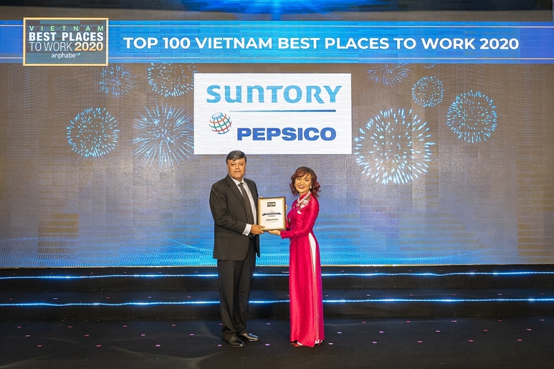 Ông Jahanzeb Khan - Tổng giám đốc Suntory PepsiCo Việt Nam - nhận giải thưởng top 3 công ty đa quốc gia ngành hàng tiêu dùng nhanh.