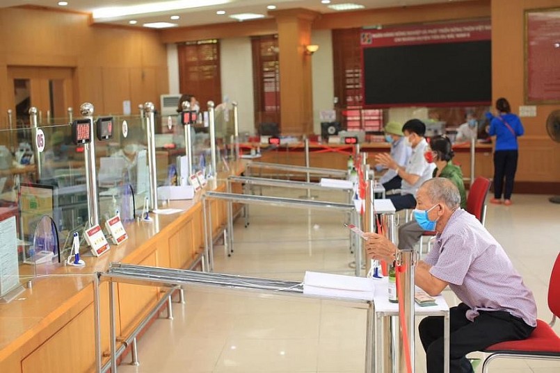 Agribank Bắc Ninh II triển khai băng chuyền chuyển chứng từ giữ khoảng cách giao dịch giữa khách hàng và giao dịch viên
