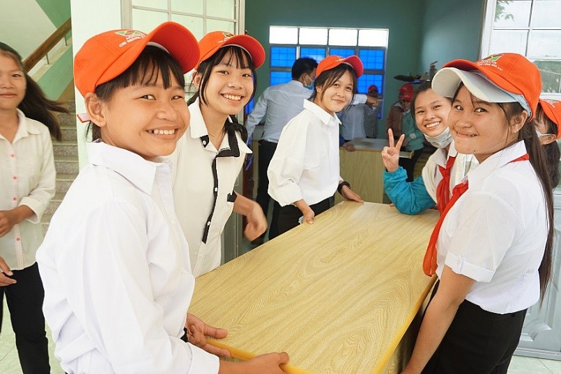 Học sinh Trường THCS Lê Đình Chinh vui mừng có trường mới khang trang, đa chức năng trong năm học mới.