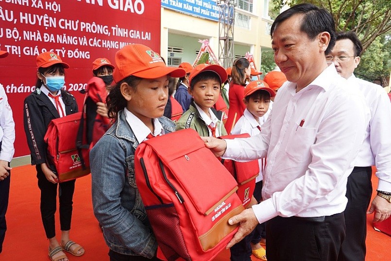 Agribank chi nhánh Gia Lai tặng cặp sách, đồ dùng học tập động viên học sinh nghèo.
