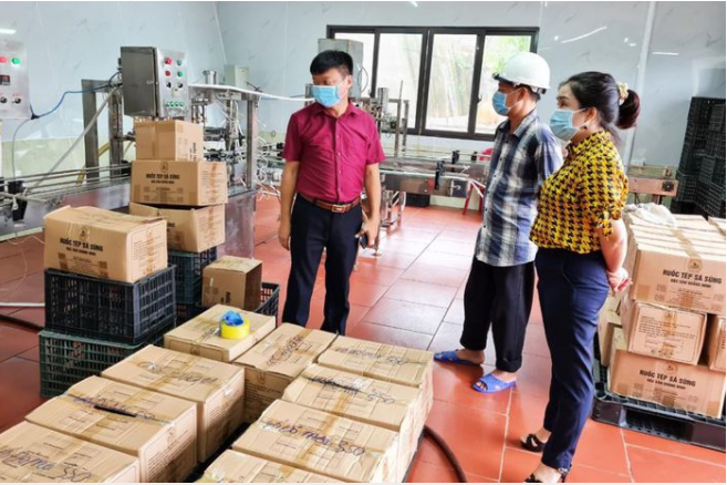 Đoàn kiểm tra khâu đóng gói sản phẩm nước mắm Cái Rồng, Vân Đồn. Ảnh: báo Quảng Ninh 