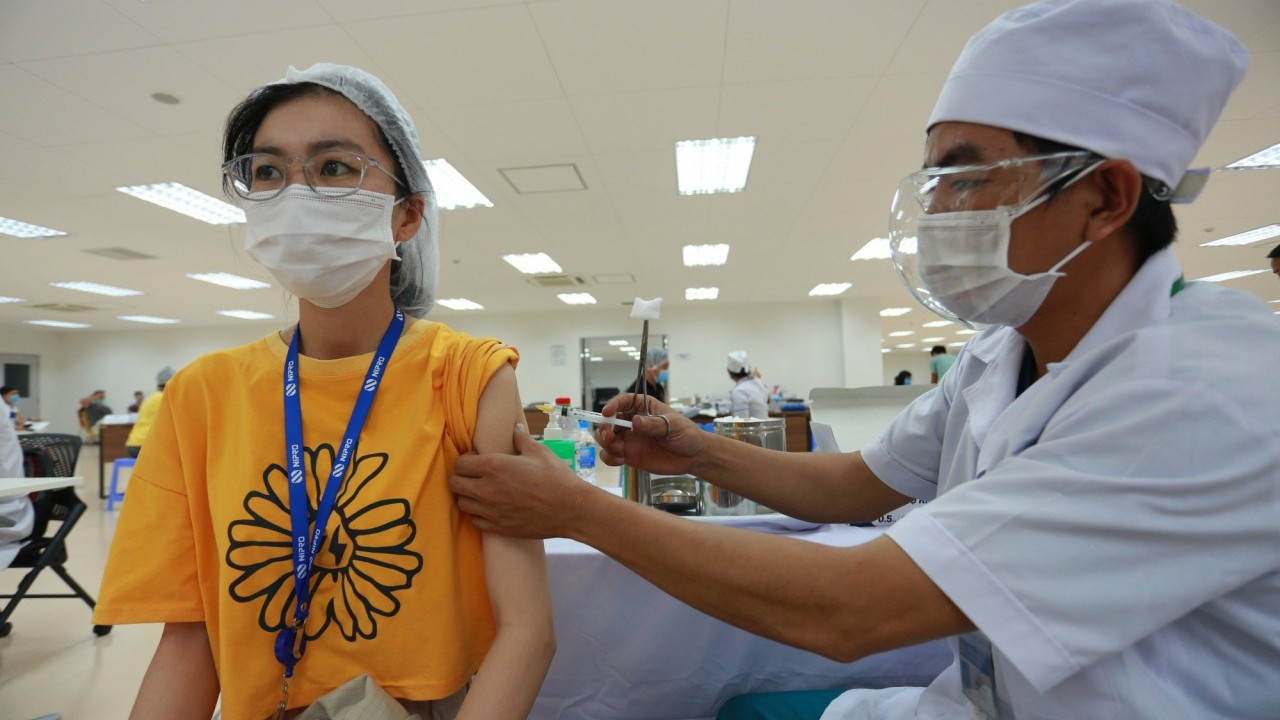 Ưu tiên vắc-xin cho các tỉnh có nhiều người dân về từ vùng dịch