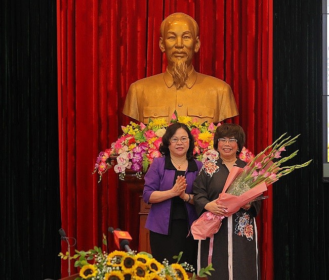 Bà Thái Hương, Nhà Sáng lập, Chủ tịch Hội đồng Chiến lược Tập đoàn TH nhận hoa và kỷ niệm chương đơn vị đồng hành do Thứ trưởng Bộ GĐ – ĐT Ngô Thị Minh đại diện Bộ trao tặng.