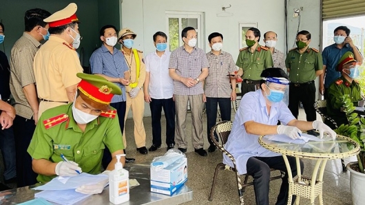 Thanh Hóa vừa lo chống bão số 8, vừa lo ứng phó với điểm COVID-19 mới
