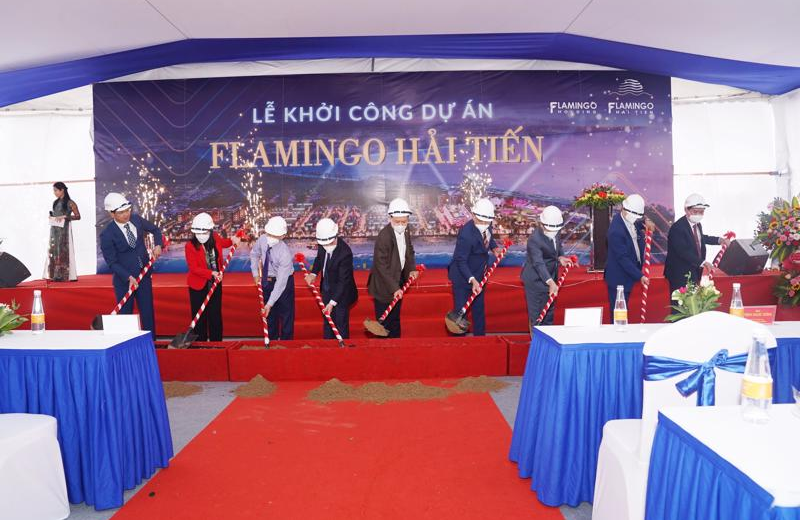 Lãnh đạo tỉnh Thanh Hóa và lãnh đạo Tập đoàn Flamingo cùng thực hiện nghi thức xúc cát khởi công dự án.