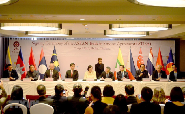 Ngày 23/4/2019, tại Thái Lan, các Bộ trưởng Kinh tế ASEAN ký kết hai văn kiện về ATISA và ACIA. Ảnh: TTXVN