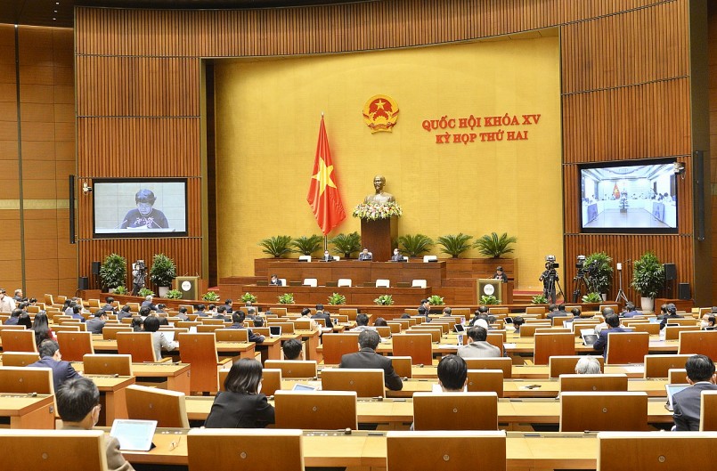 Chủ nhiệm Ủy ban Xã hội của Quốc hội Nguyễn Thúy Anh trình bày Báo cáo thẩm tra về dự án Luật Thi đua, khen thưởng (sửa đổi)
