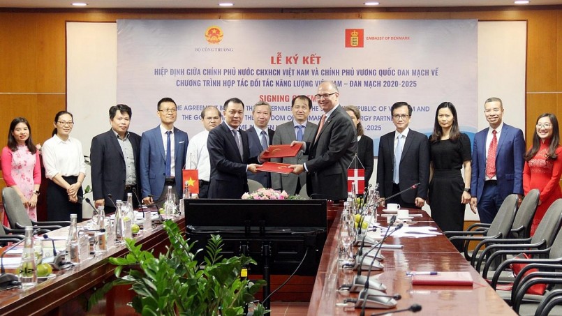Đại sứ Đan Mạch tại Việt Nam Kim Højlund Christensen và Thứ trưởng Bộ Công Thương Đặng Hoàng An ký kết hiệp định khởi động Chương trình Hợp tác Đối tác Năng lượng Việt Nam - Đan Mạch giai đoạn 2021-2025