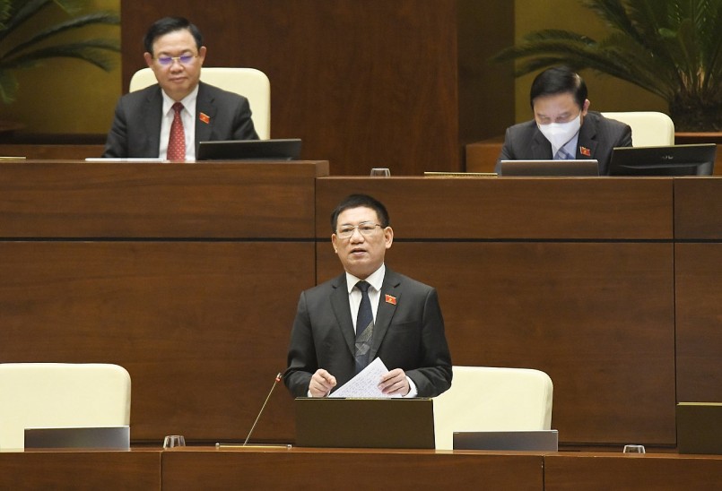 Bộ trưởng Bộ Tài chính Hồ Đức Phớc báo cáo giải trình trước Quốc hội