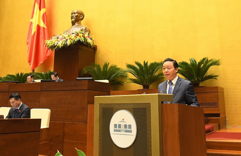 Bộ trưởng Bộ Tài Nguyên và Môi trường Trần Hồng Hà trình bày Tờ trình về dự kiến quy hoạch sử dụng đất quốc gia thời kỳ 2021 - 2030, tầm nhìn đến năm 2050 và kế hoạch sử dụng đất 5 năm (2021 - 2025)