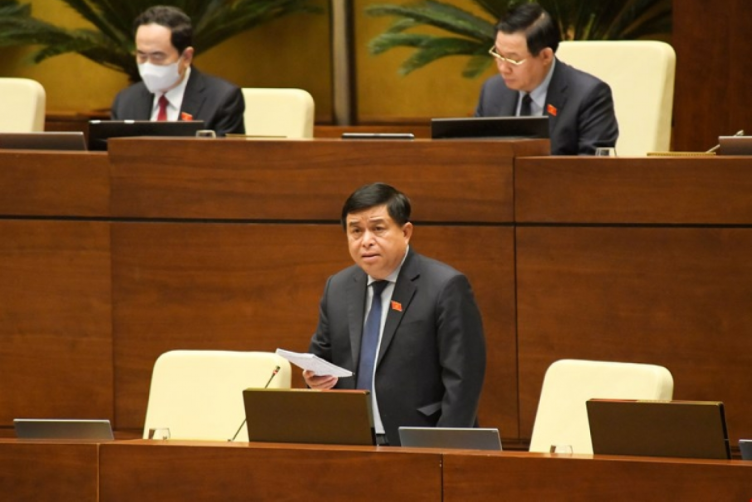 Bộ trưởng Bộ KH-ĐT Nguyễn Chí Dũng phát biểu giải trình, làm rõ một số vấn đề đại biểu Quốc hội nêu. Ảnh: Quốc hội