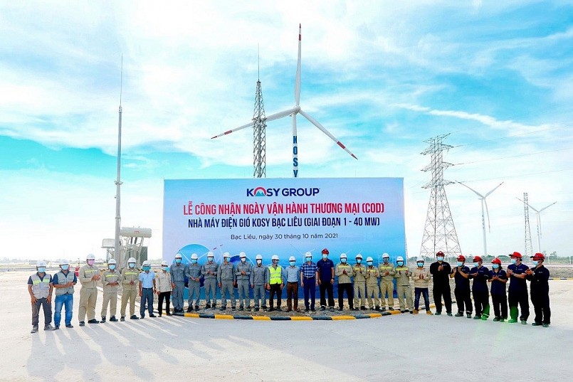 Đại diện chủ đầu tư Tập đoàn Kosy và các nhà thầu tại Lễ công nhận ngày vận hành thương mại Nhà máy Điện gió Kosy Bạc Liêu giai đoạn 1.