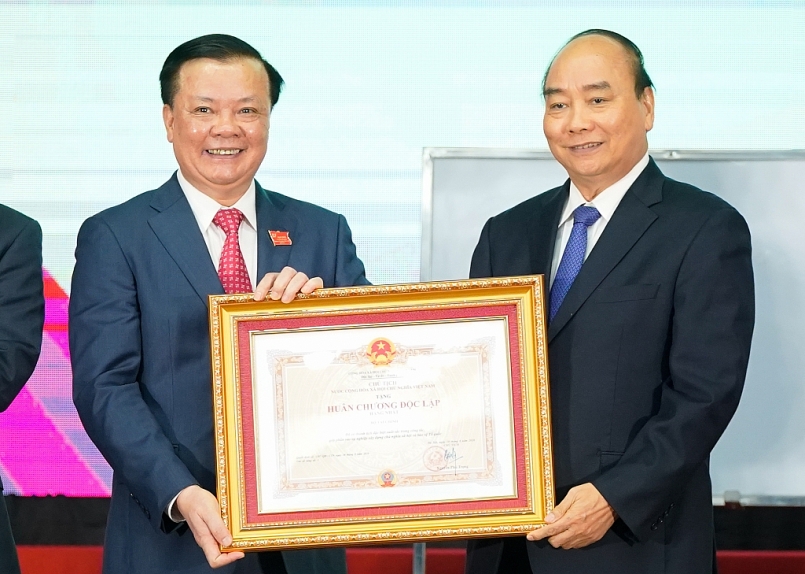 Thủ tướng Nguyễn Xuân Phúc trao Huân chương Lao động hạng Nhất cho Bộ Tài chính. - Ảnh: VGP/Quang Hiếu