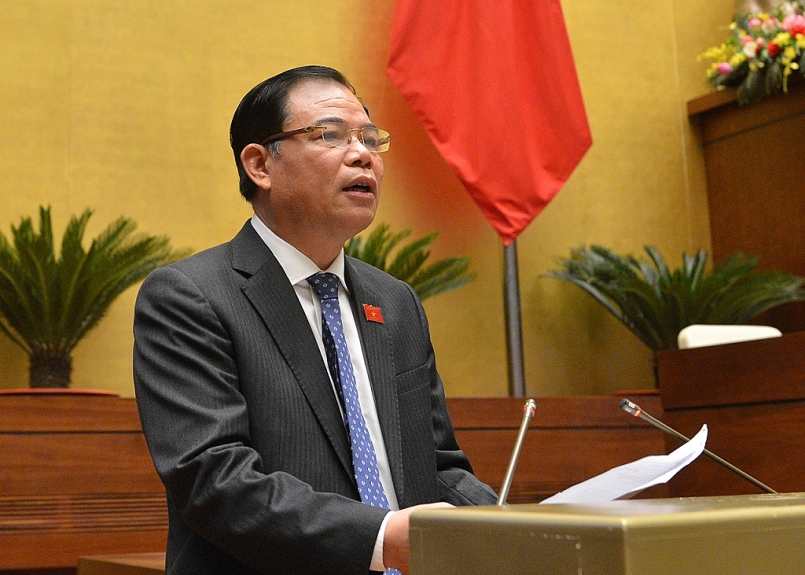Bộ trưởng Bộ Nông nghiệp và Phát triển nông thôn Nguyễn Xuân Cường trình bày báo cáo của Chính phủ