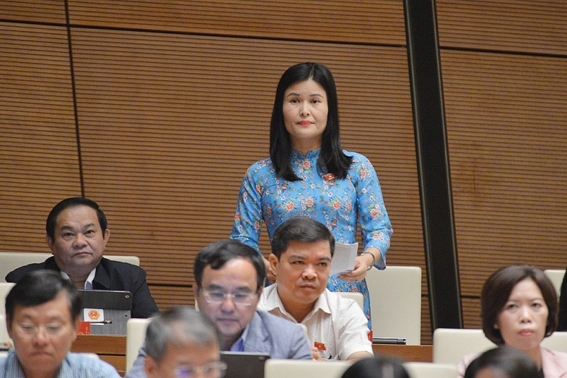 Đại biểu Bùi Thị Quỳnh Thơ - Đoàn Đại biểu Quốc hội tỉnh Hà Tĩnh đóng góp ý kiến.