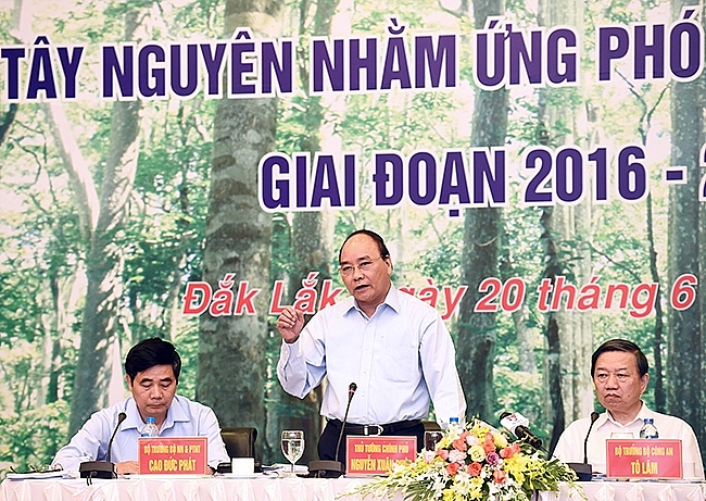 Dự Hội nghị về các giải pháp khôi phục rừng bền vững vùng Tây Nguyên tại Đắk Lắk vào tháng 6/2016, Thủ tướng Nguyễn Xuân  Phúc tuyên bố đóng cửa rừng tự nhiên. Ảnh VGP/Quang Hiếu