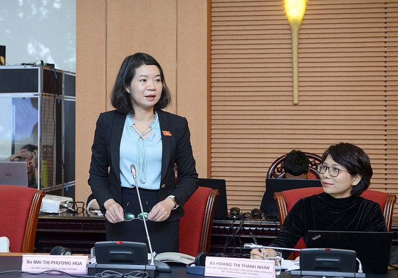 Ủy viên Thường trực Ủy ban Tư pháp Mai Thị Phương Hoa đóng góp ý kiến.