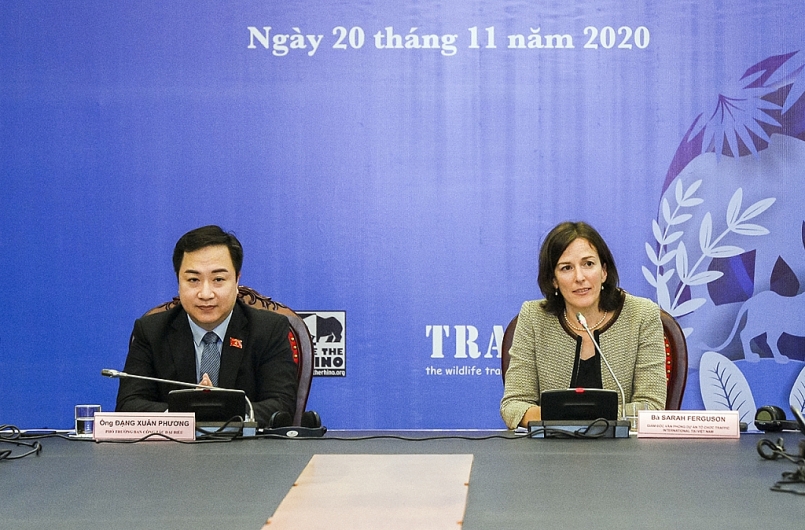 Giám đốc Văn phòng Dự án tổ chức TRAFFIC tại Việt Nam Sarah Ferguson (ngoài cùng bên phải).