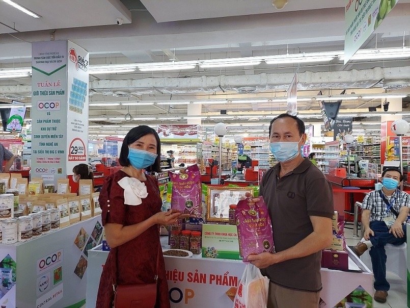 Ông Nguyễn Đức ở xã Hương Đông, TP. Vinh mua sản phẩm gạo lứt Vĩnh Hòa.