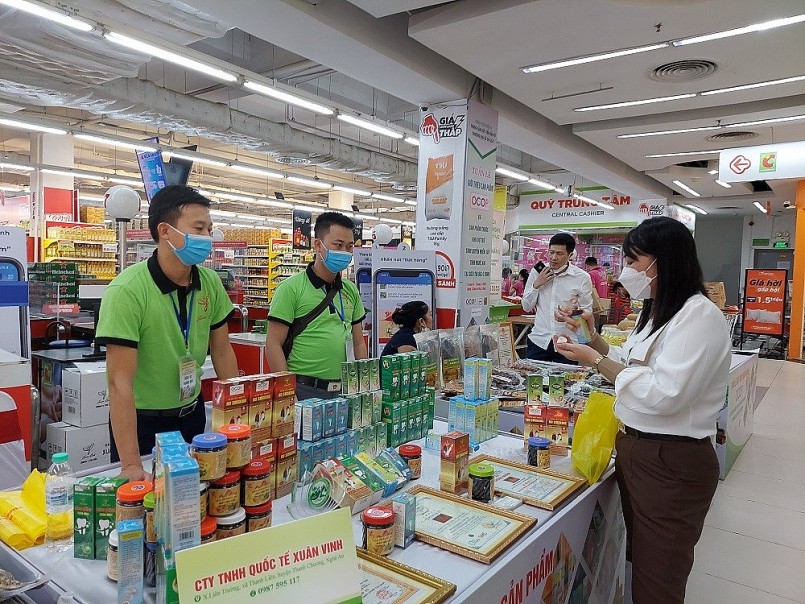 Gian hàng giới thiệu các sản phẩm: Nước súc miệng Nosmoking, Dầu xoa bóp thảo dược, Xịt hôi nách, khử mùi hôi chân, chống rụng và bạc tóc Xuân Vinh đến từ xã Thanh Liên, huyện Thanh Chương.