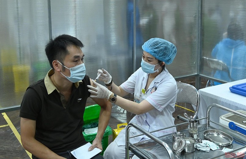 Khẩn trương phân bổ, tiêm vaccine phủ hết mũi 1 cho người trên 18 tuổi tại Nam Bộ và Tây Nguyên