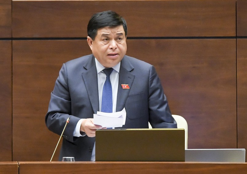 Bộ trưởng Bộ Kế hoạch và Đầu tư Nguyễn Chí Dũng  giải trình tại PHiên họp