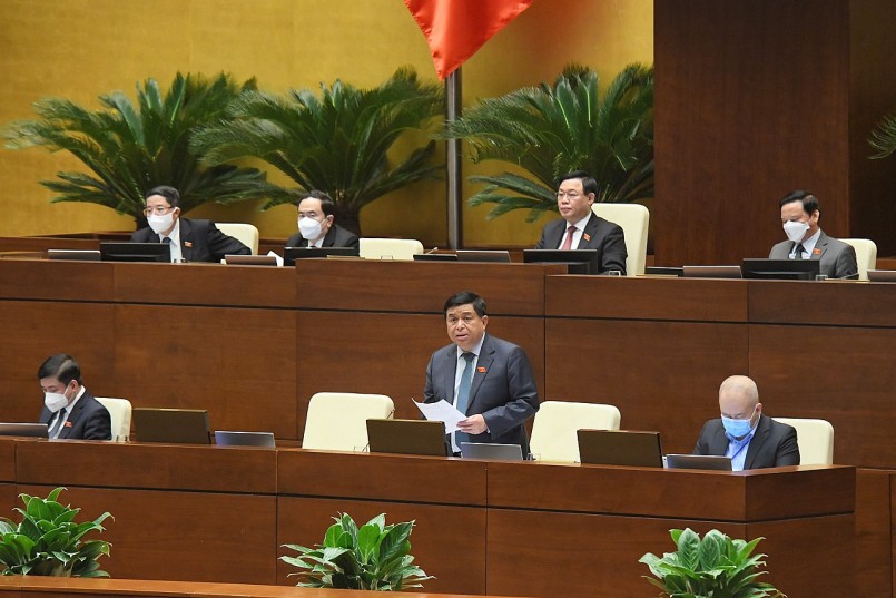 Bộ trưởng Bộ Kế hoạch và Đầu tư Nguyễn Chí Dũng tại phiên chất vấn