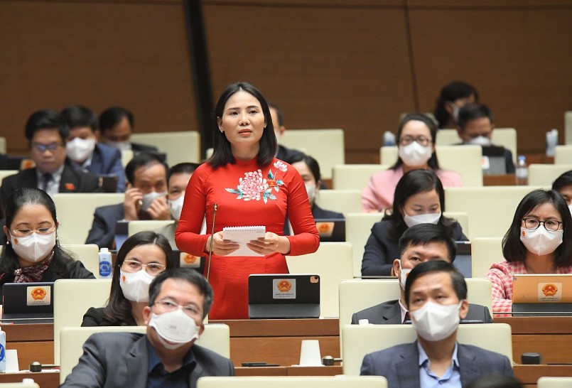 đại biểu Quốc hội Âu Thị Mai – Đoàn ĐBQH tỉnh Tuyên Quang đặt câu hỏi chất vấn