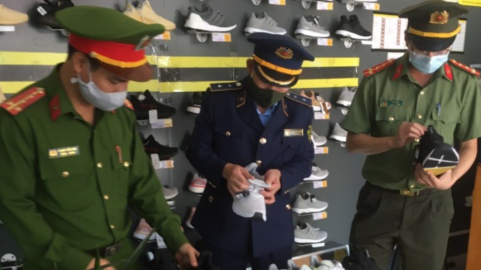 Bắc Ninh: Kiểm tra 4 cửa hàng, thu giữ gần 5.000 đôi giầy giả mạo nhãn hiệu Nike, Adidas