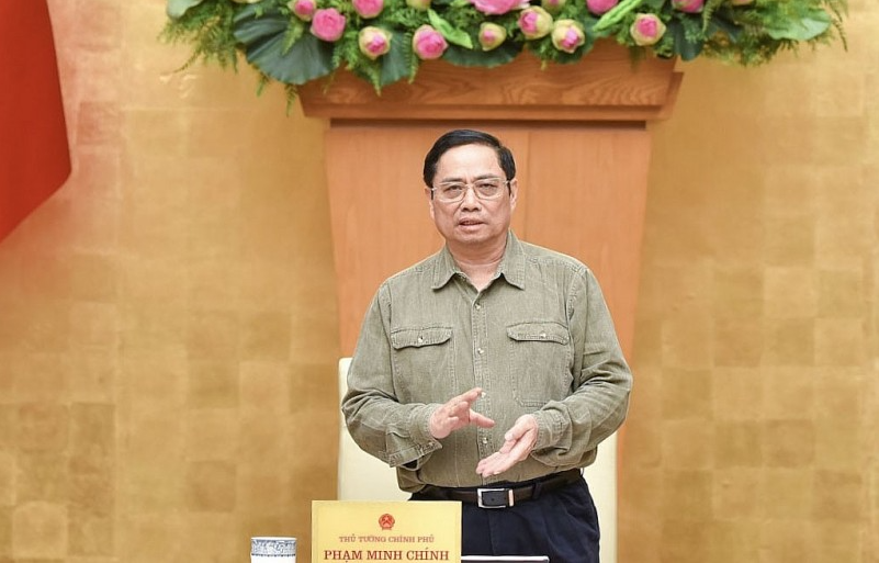 Thủ tướng Phạm Minh Chính nêu rõ: Tiếp tục hoàn thiện Chiến lược tổng thể phòng, chống dịch bệnh, bảo đảm đồng bộ với Chương trình phục hồi và phát triển kinh tế. 