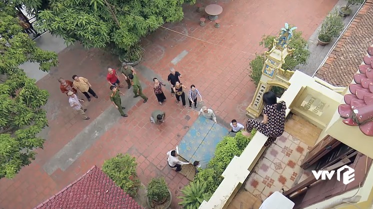 Preview phim "Phố trong làng" tập 13: Vợ ông Trung đòi tự tử khi nghe tin chồng đi hát karaoke có "tay vịn"